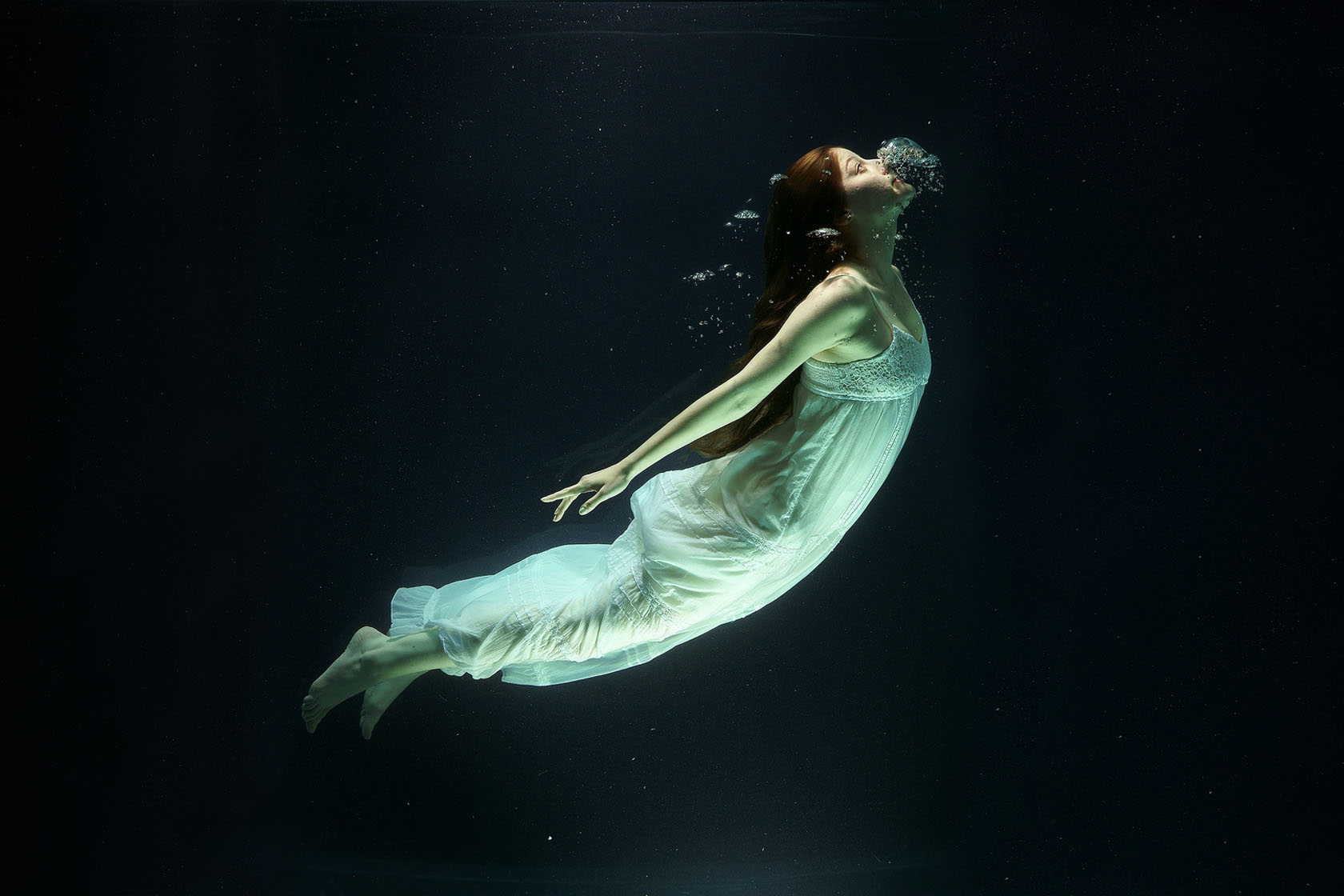 Сонник тонет в воде. Тонущий человек. Человек под водой эстетика. Девушка тонет. Девочка тонет в воде.