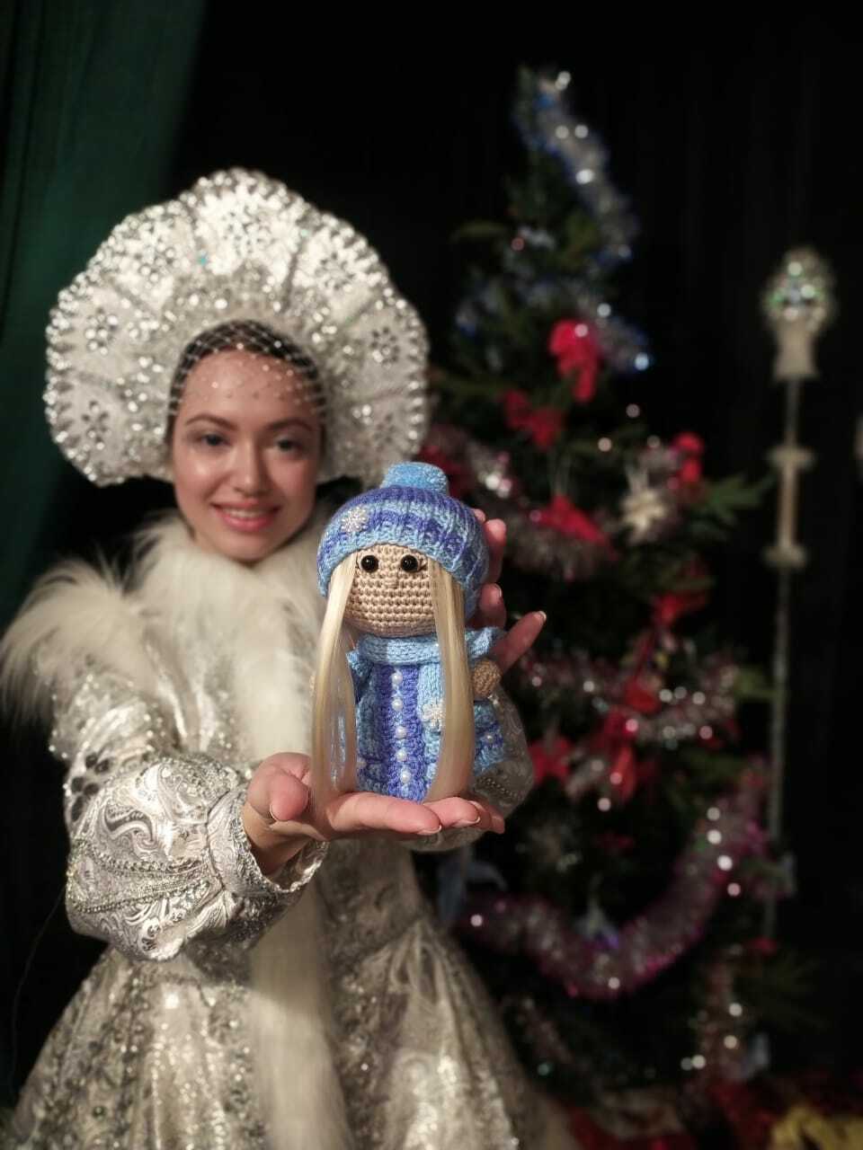 Костюм снегурочка 1055154. Хаарчаана снегурочка. Снегурочка костюм. Модная снегурочка. Музей моды снегурочки кострома.