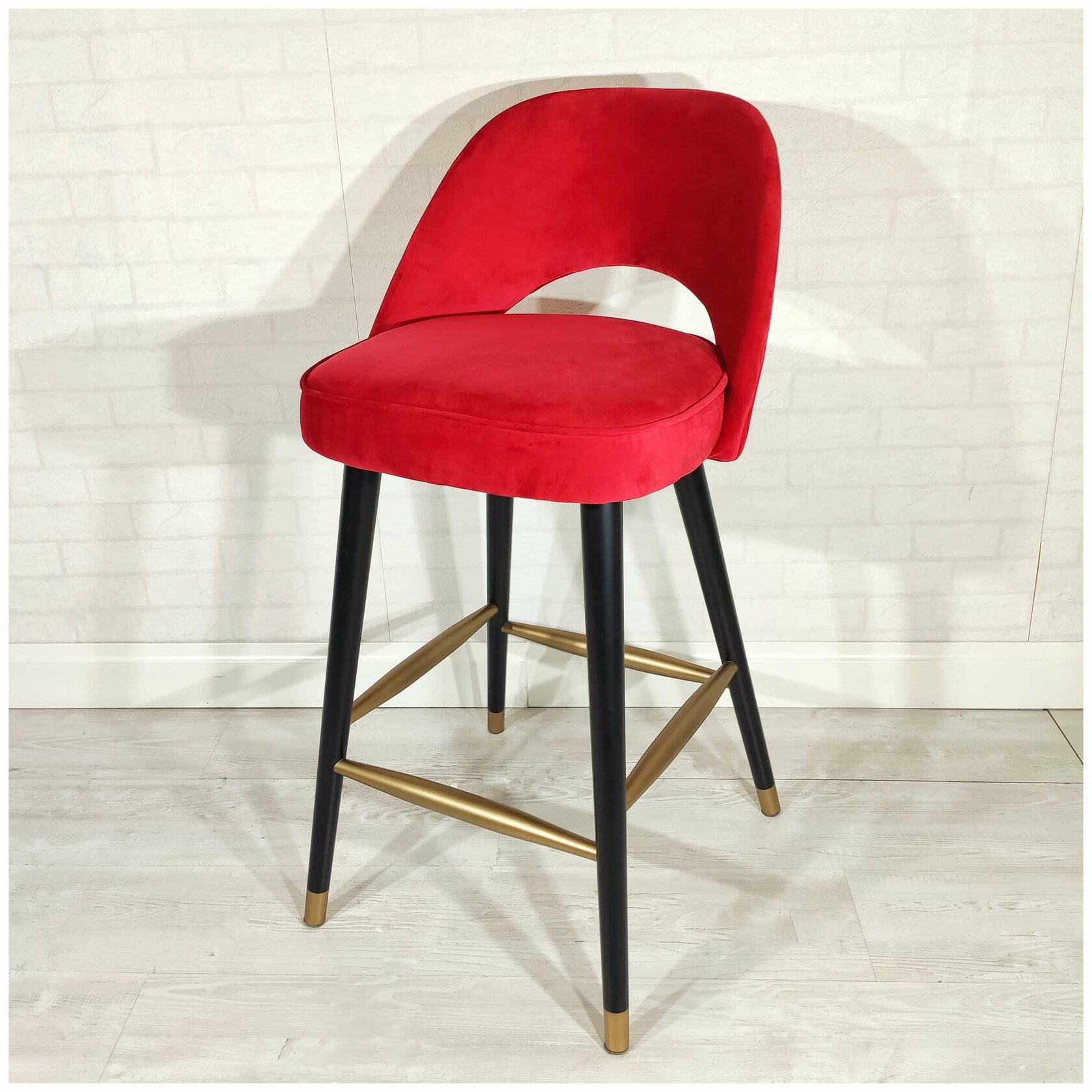 Дизайнерский барный стул Мирия на заказ в обивке из красного велюра на ножках из бука черного цвета с декоративной отделкой