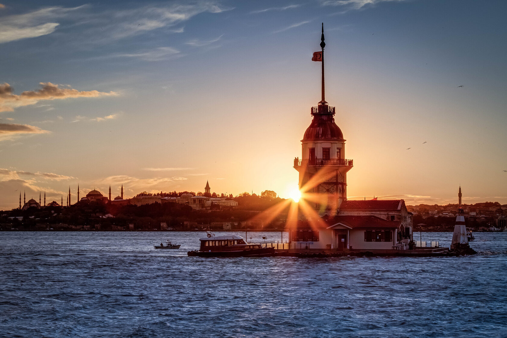 Istanbul 4. Босфоров пролив Девичья башня. Девичья башня Стамбул. Босфор Турция. Кыз Кулеси Девичья башня в Стамбуле.