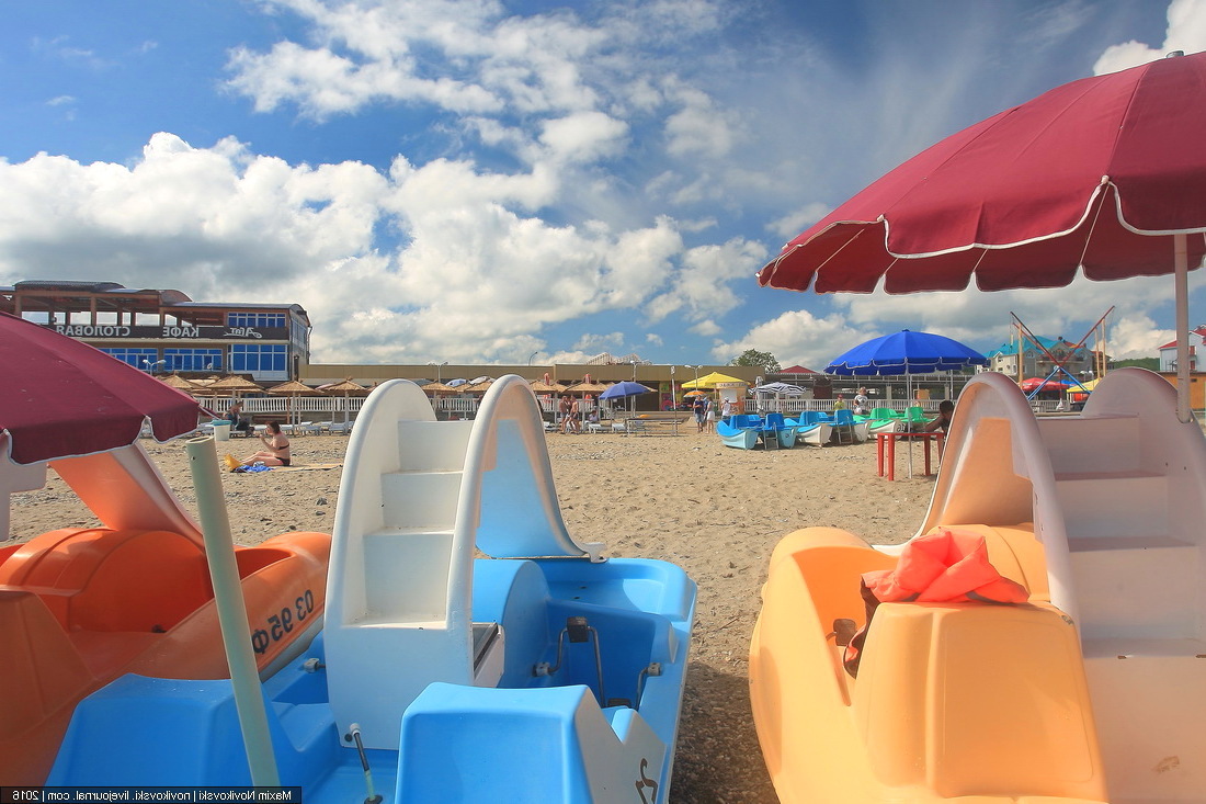 Катамараны на пляже в Лермонтово