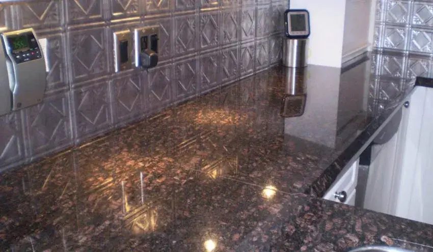 Кофейная гранитная столешница Coffee time в теплом интерьере