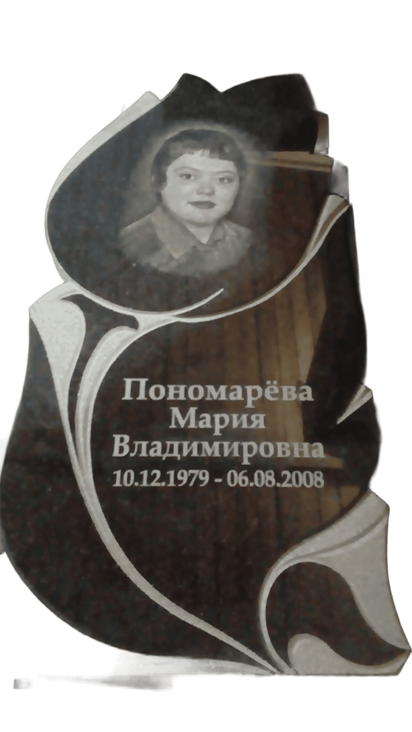 Памятник из Карельского гранита с вырубной формой, размер 1100х500