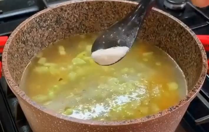 Приготовление постного горохового супа-пюре из консервированного горошка: шаг 6