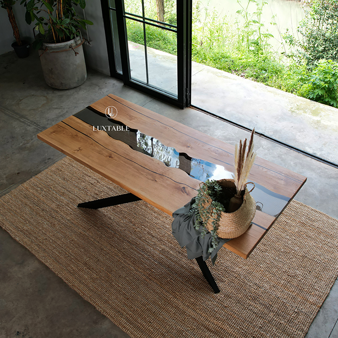 Epoxidharz Tische Alagoas aus europäischem Nussbaum und hellblauem Epoxidharz mit Metallic Effekt