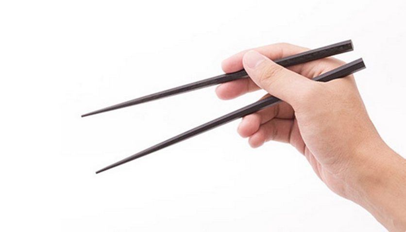 Как правильно держать палочки для суши