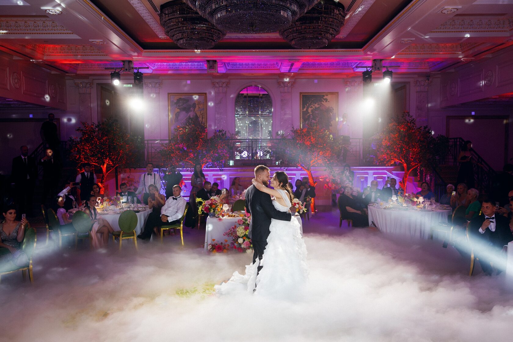 Свадьба в отеле Four Seasons Lion Palace — световое оформление Grapelight