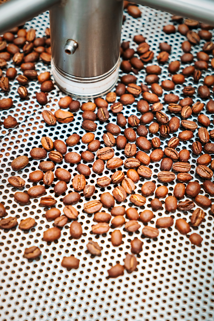 Tostando granos de café en D·Origen Coffee Roasters