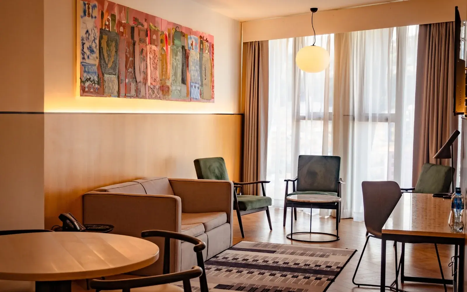Гостиная сьюта с диваном и работой боливийского художника, MET Hotel, Ла-Пас