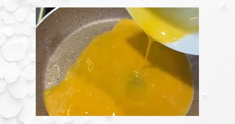 Приготовление омлета «4 сыра» с лавашом на сковороде: шаг 1