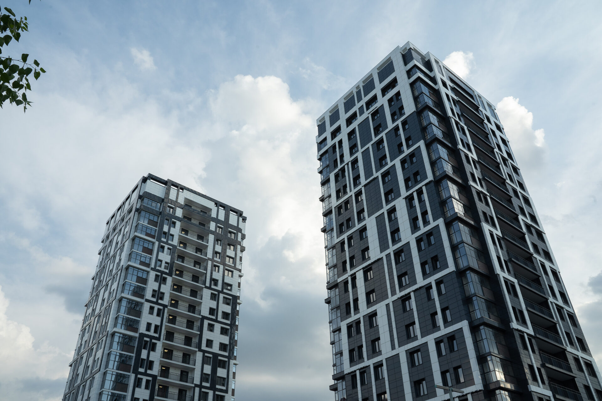 Фасад двух зданий с металлокассетами из листового металла