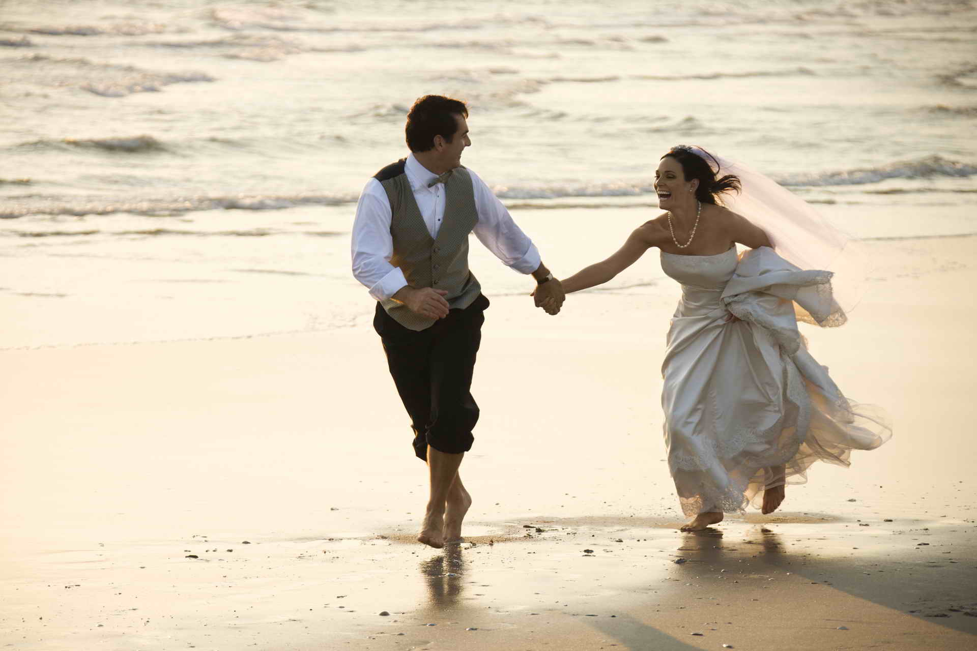 Отношения замужества. Свадьба на берегу моря. Счастливые отношения свадьба. Свадебные пары. Мужчина и женщина свадьба море.