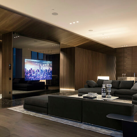 Интерьерный телевизор, встроенный за стекло от пола до потолка в современной гостиной. Проект Теле-Арт: невидимая техника в премиальном дизайне.