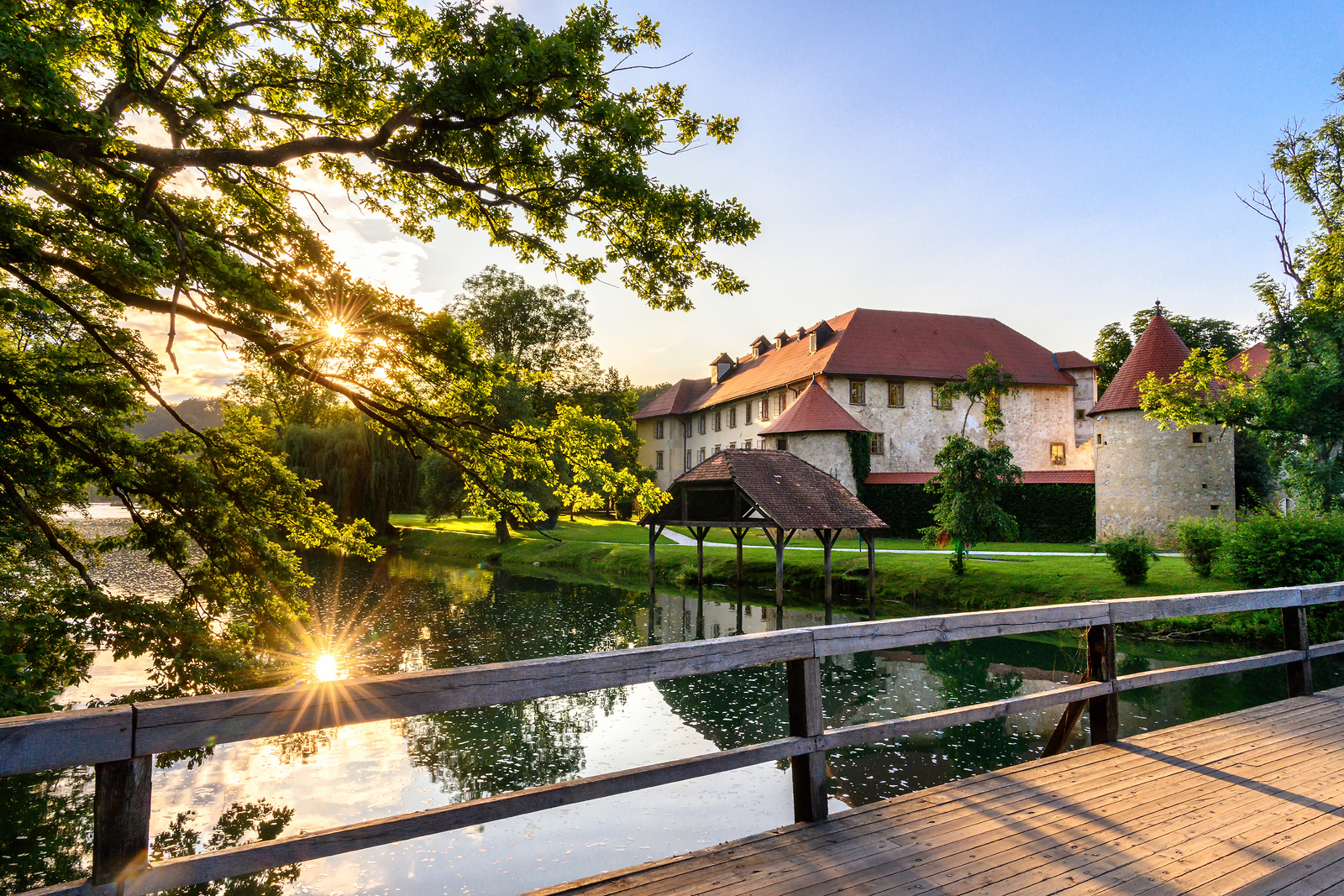 Ново место словения. Оточец Словения. Otočec Castle. Река КРКА Словения. Grad Otocec.