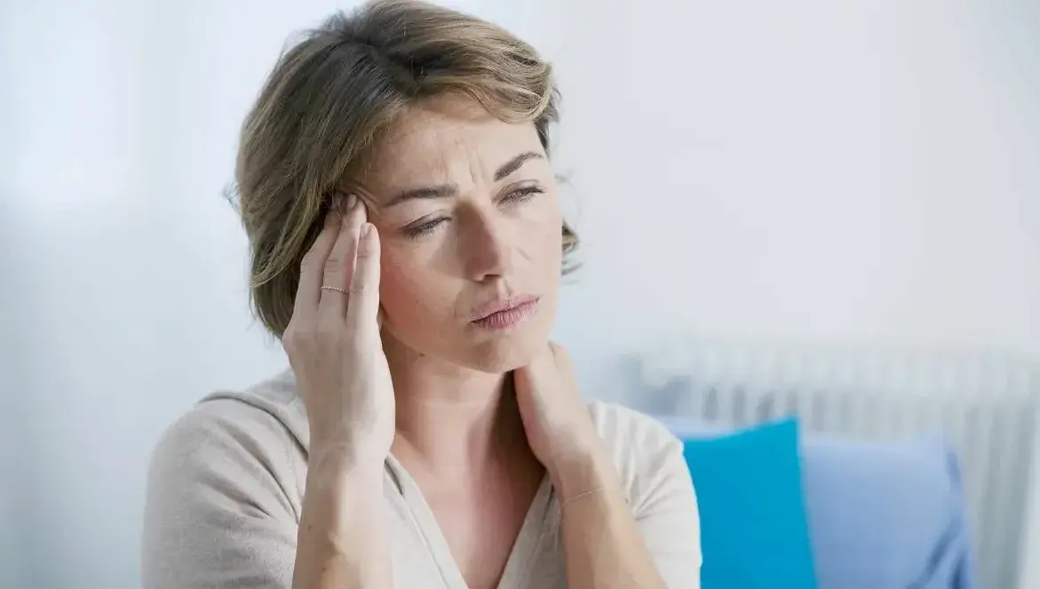 У женщины приливы