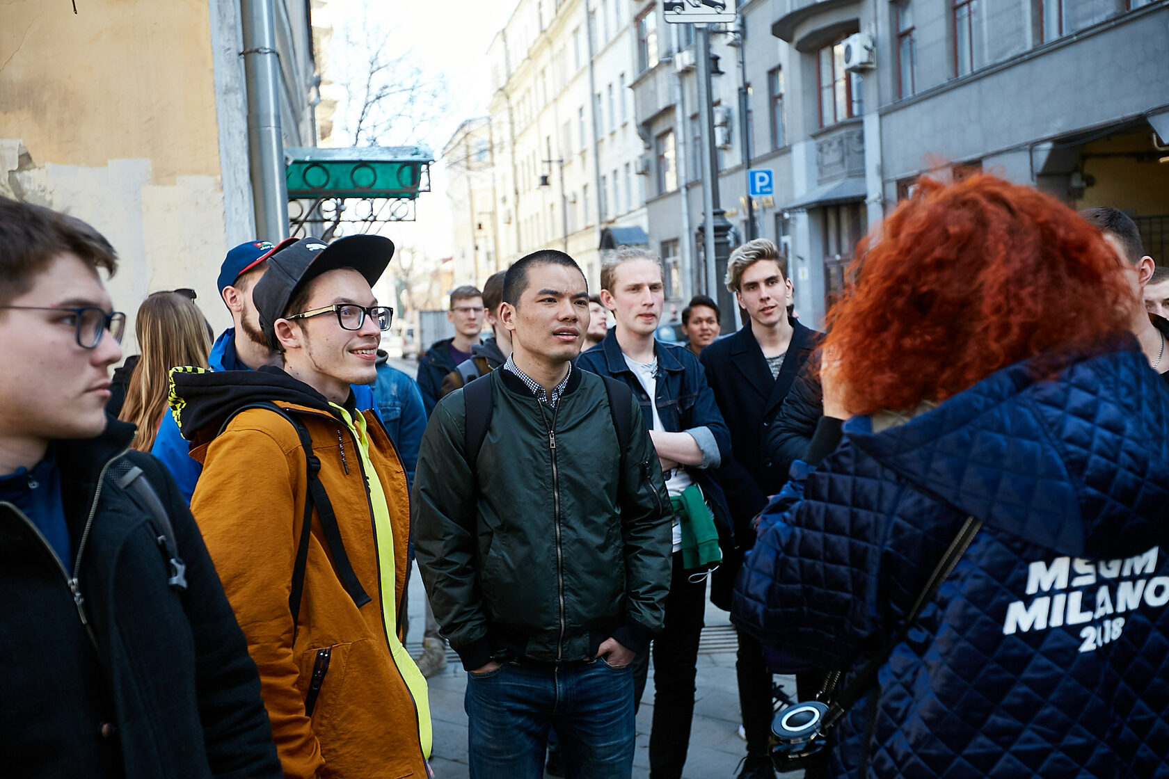 Пешие экскурсии по москве с гидом. Экскурсовод по Москве. Пешие экскурсии по Москве. Квест гид Москва. Лучший гид Москвы.