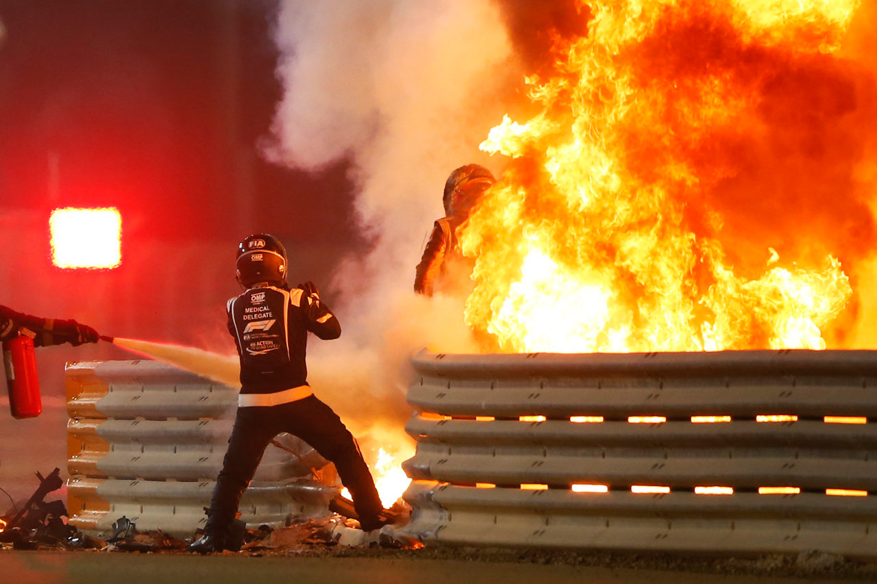 Гонщик Haas F1 Team Ромен Грожан в огне, Гран При Бахрейна 2020