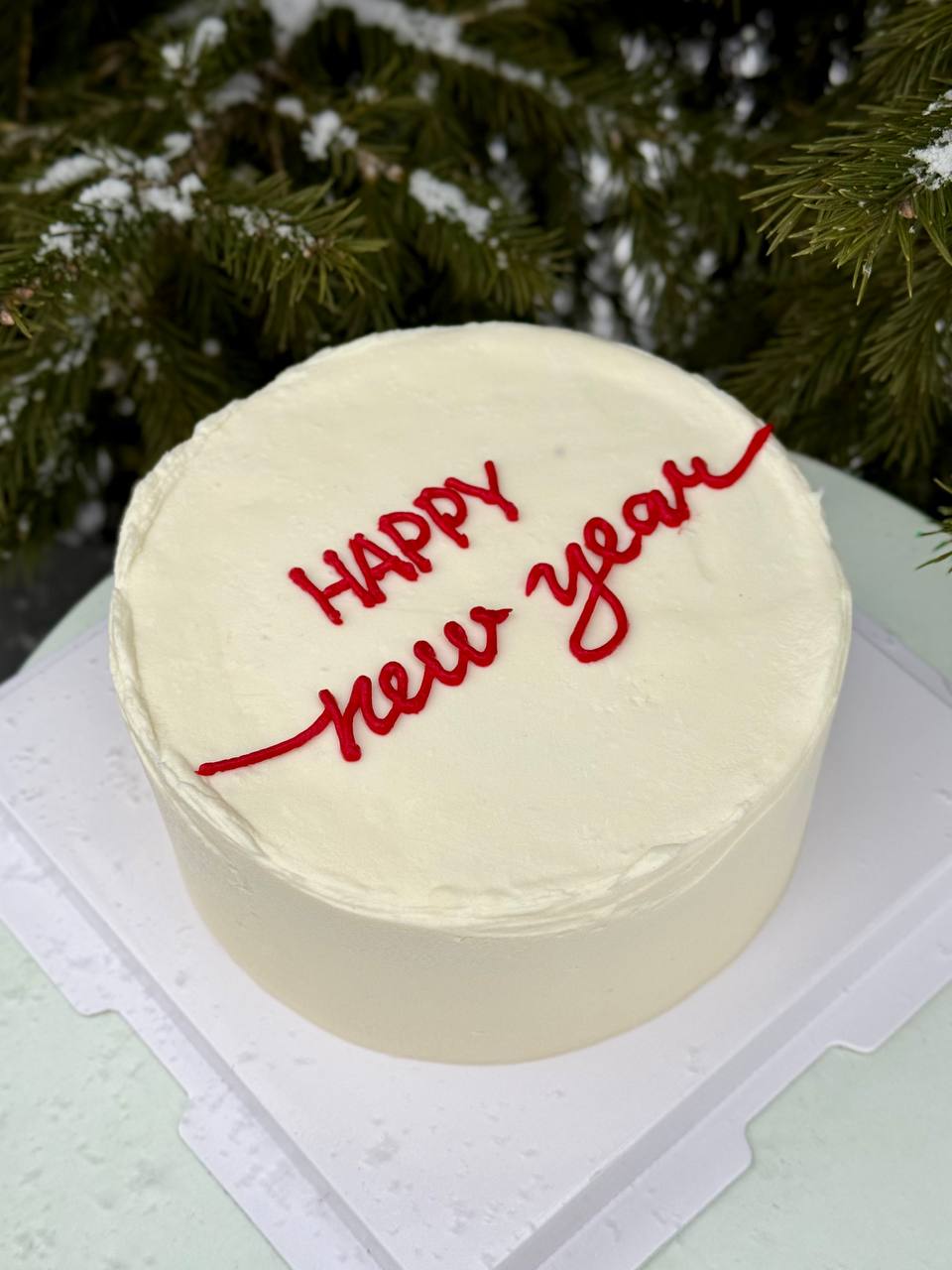 Белый бенто-торт с надписью Happy New Year