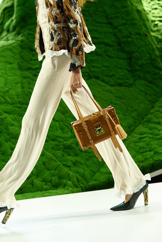 СУМКА LOUIS VUITTON FALL 2026 ПОДИУМ ИЗОБРАЖЕНИЯ 11