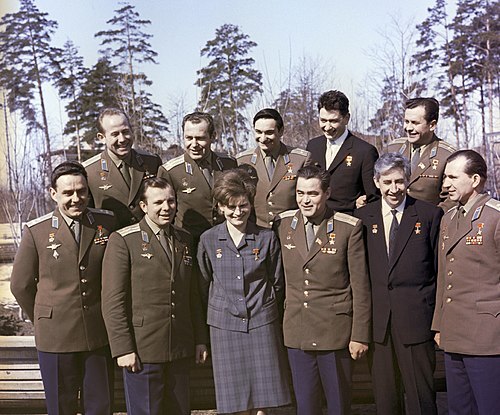 Лётчики-космонавты СССР в Звёздном городке. Офицеры — в парадно-выходных мундирах образца 1958 г.