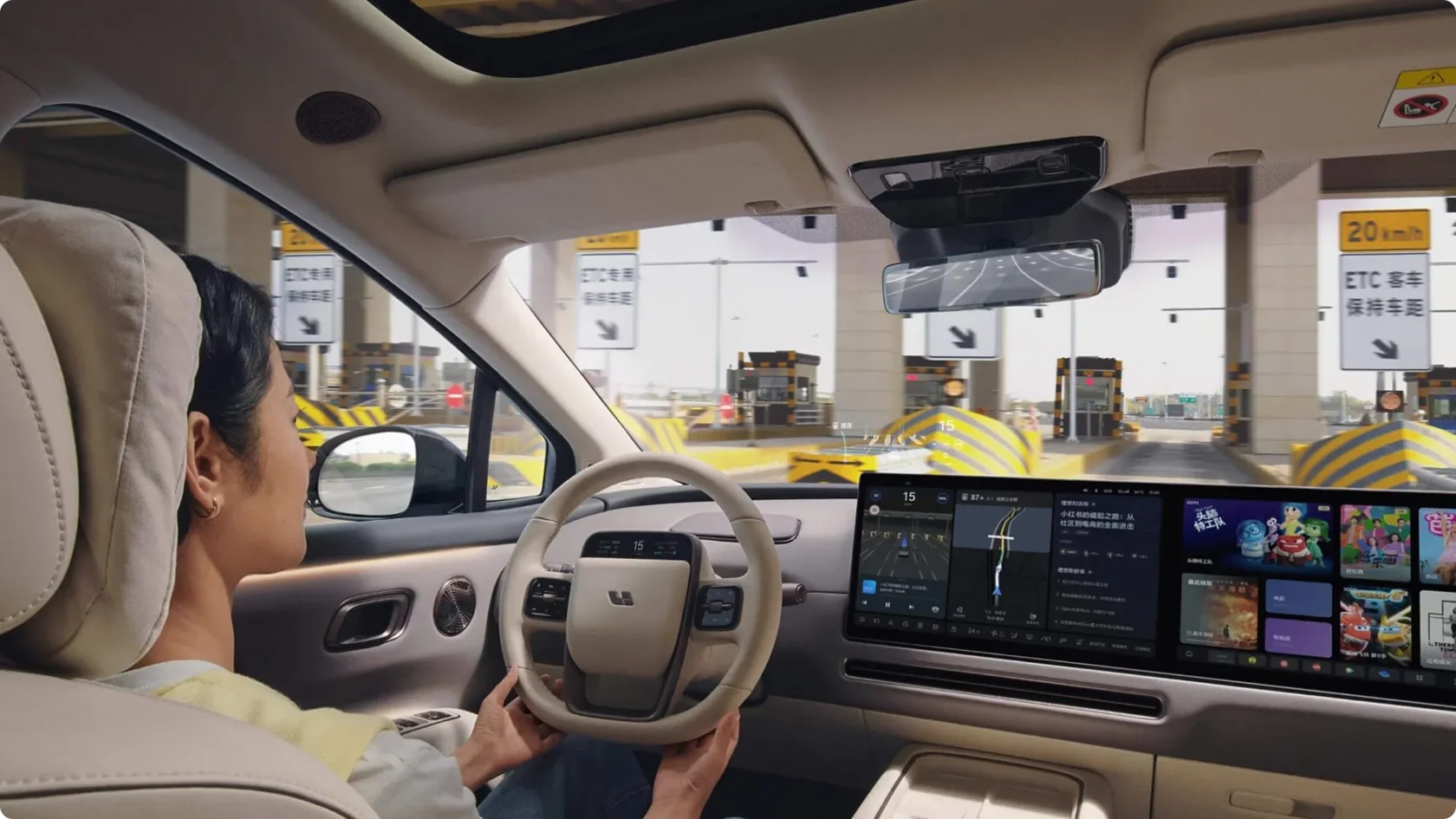 Водитель за рулем Li Auto i8 проезжает через пункт оплаты на трассе, на широкоформатном экране отображается навигация, интерфейс мультимедиа и данные системы автопилота.