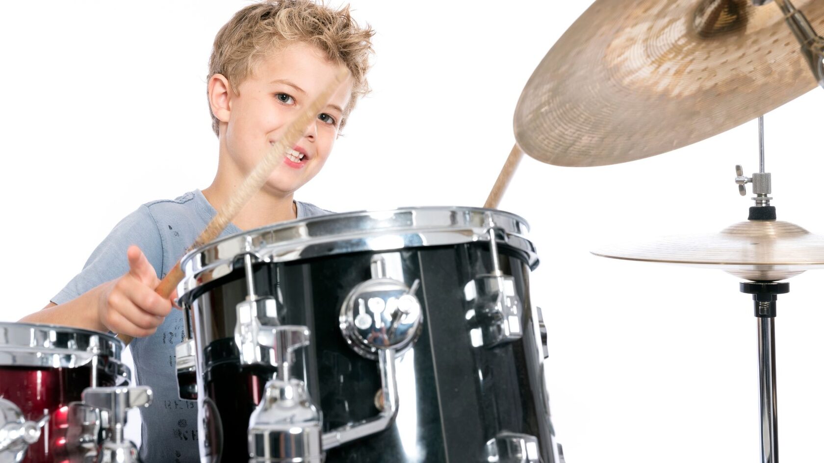 ребёнок играет на ударной установке
