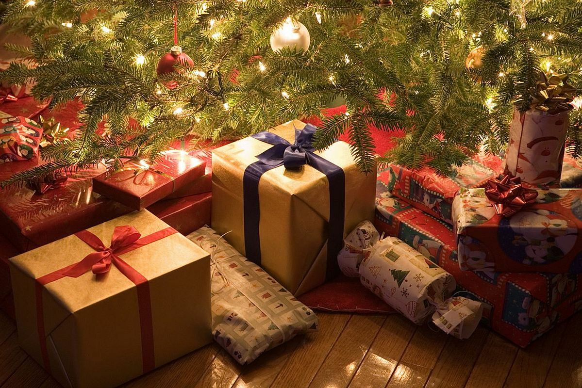 Там же под елкой лежали бумажные пакеты. Подарочные коробки под елку. Фотографии в комнате лежать подарки игрушки новый год. Там же под елкой лежали бумажные пакеты. Украсить новогодний пакет.