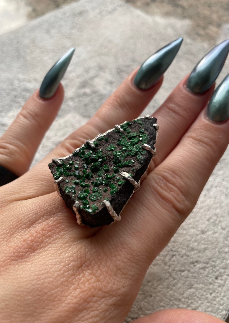 уваровит камень свойства, уваровит камень значение, зеленый уваровит фото, украшения с уваровитом, уваровит из России, натуральные камни