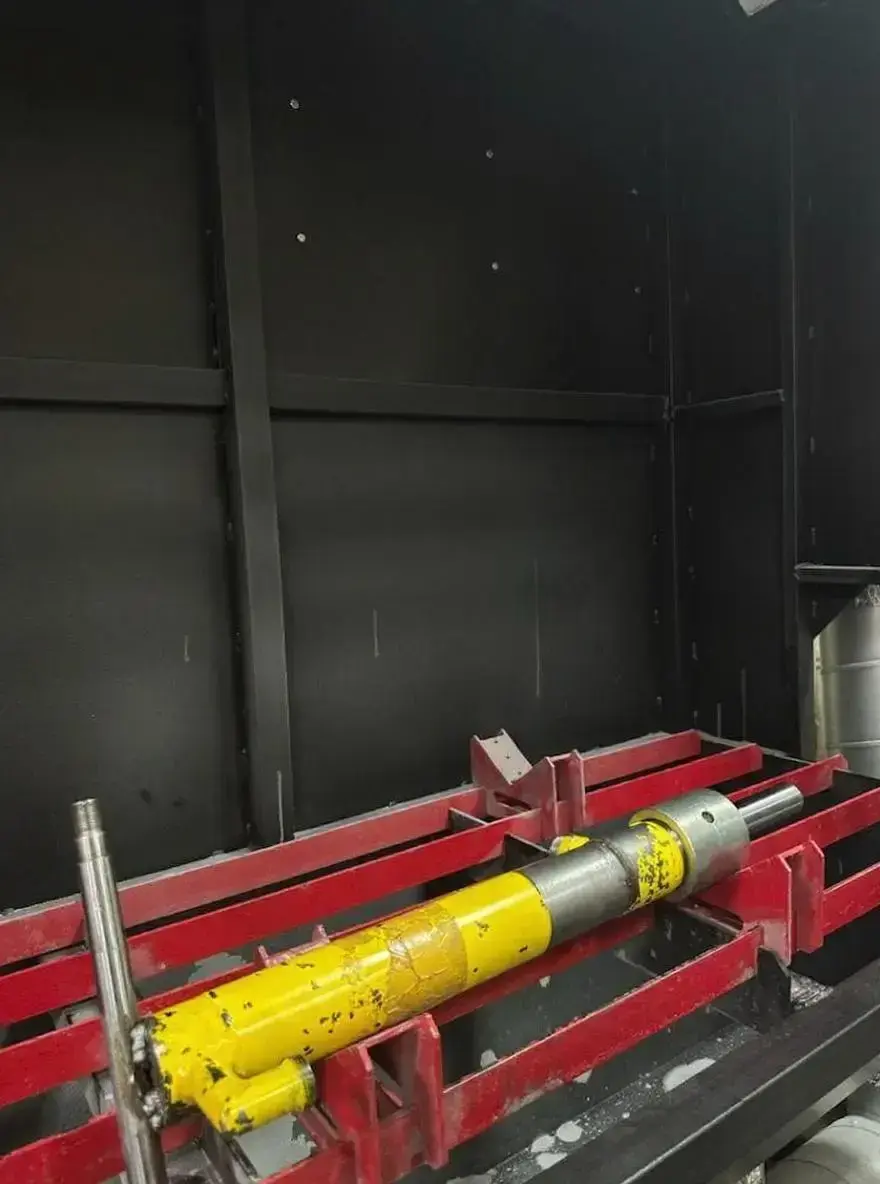 Детали гидроцилиндра на этапе сборки