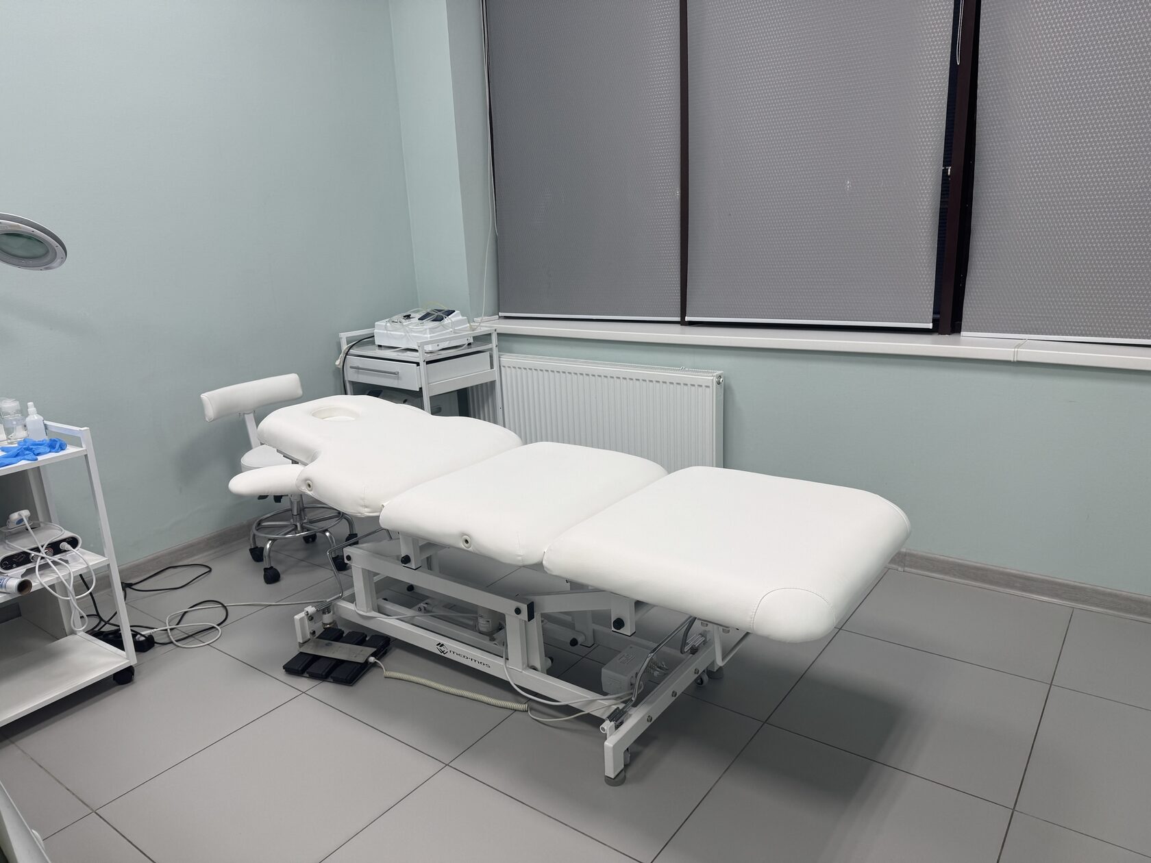 Светлый кабинет бьюти коворкинга клиники Любимый-мастер