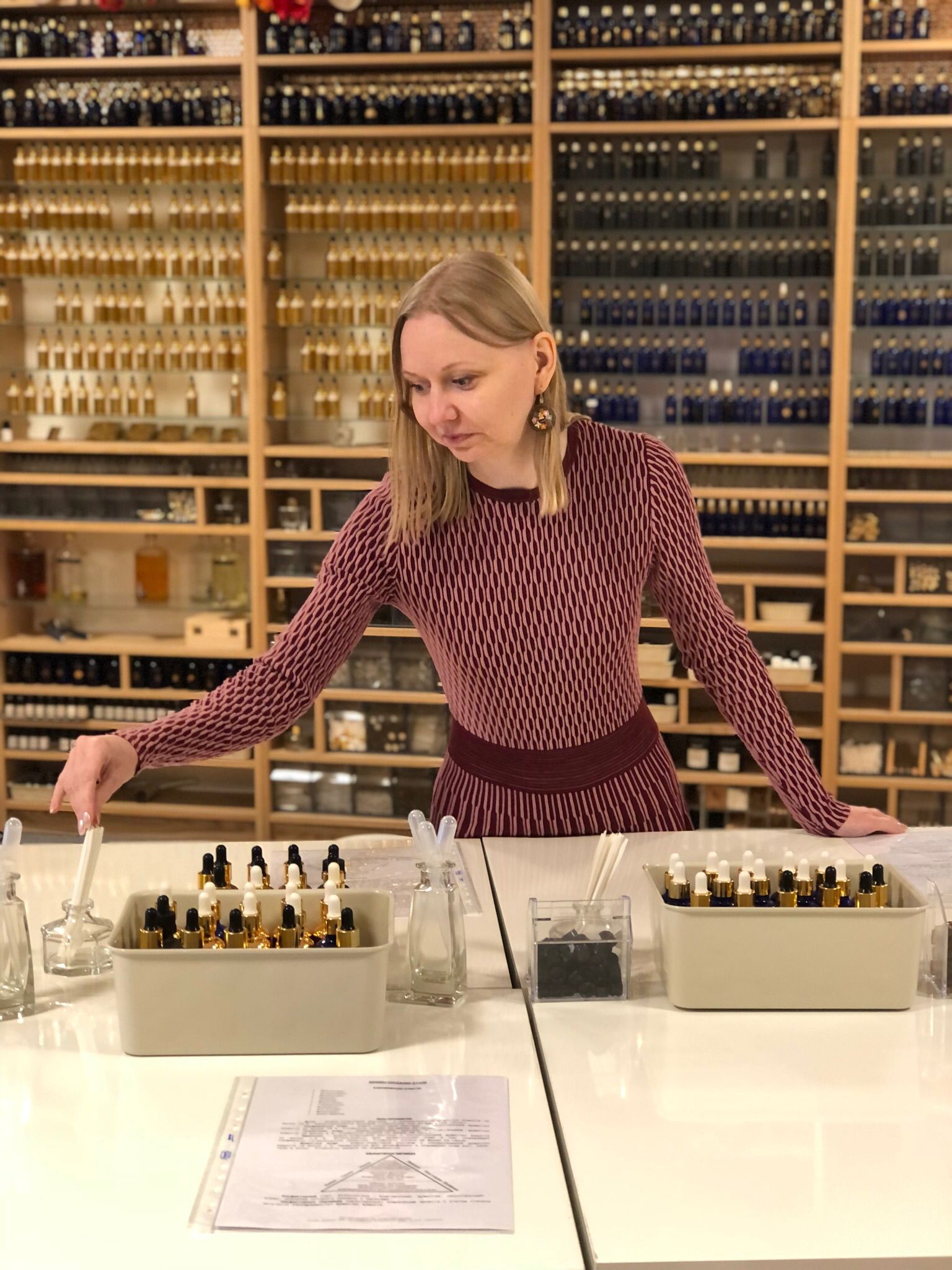 парфюмер профессия. вероник нюберг парфюмер. аромапсихология и парфюмерия. мастер класс парфюмерия. курсы парфюмера.