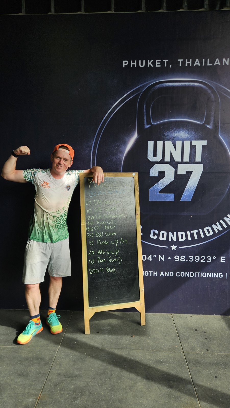 Павел Ростовцев у доски с тренировкой Morning Glory в Unit 27 на Пхукете
