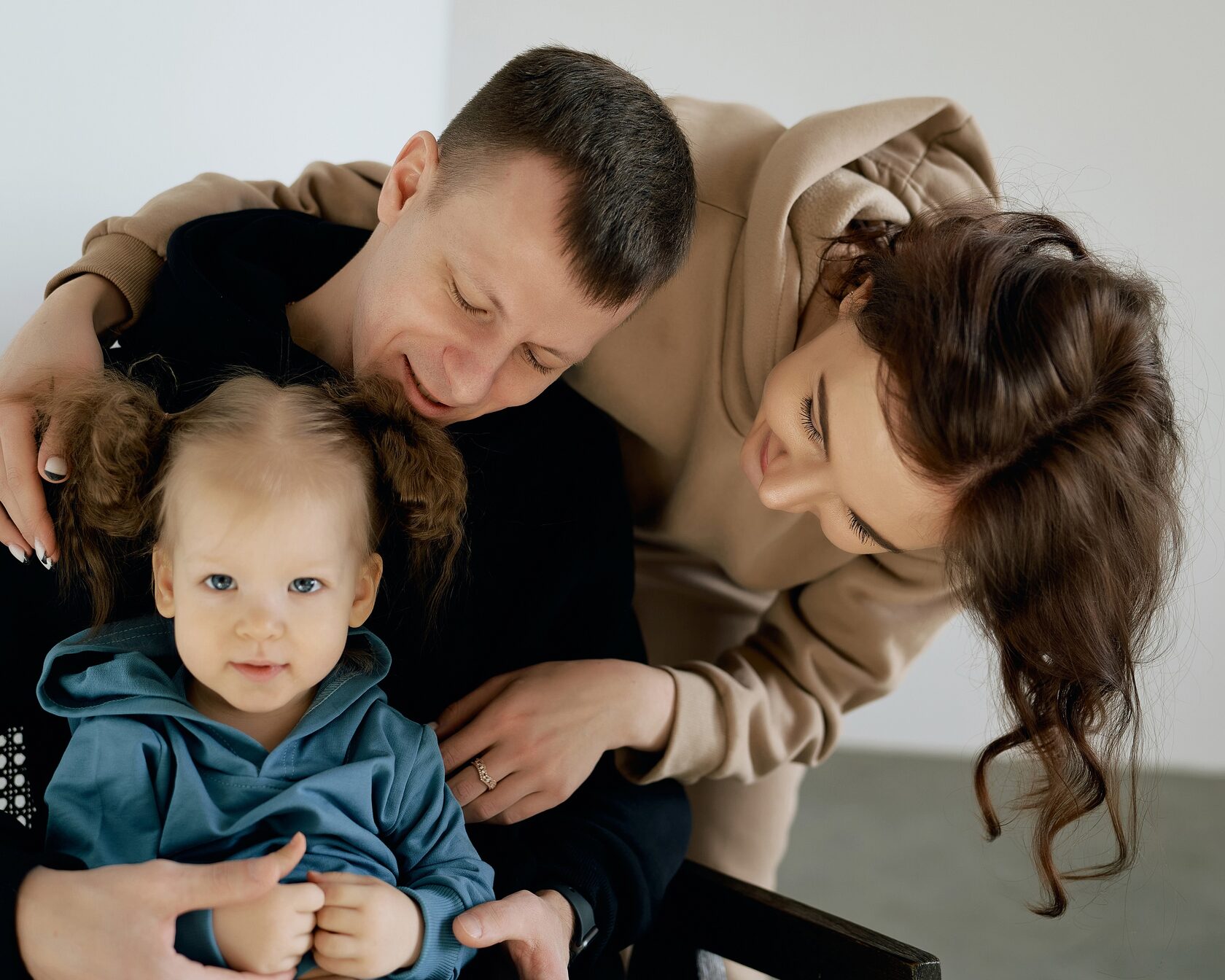 Семья у компьютера. Радостный человек у компьютера. Современные дети и гаджеты. Семья интернет. Семейный контент.