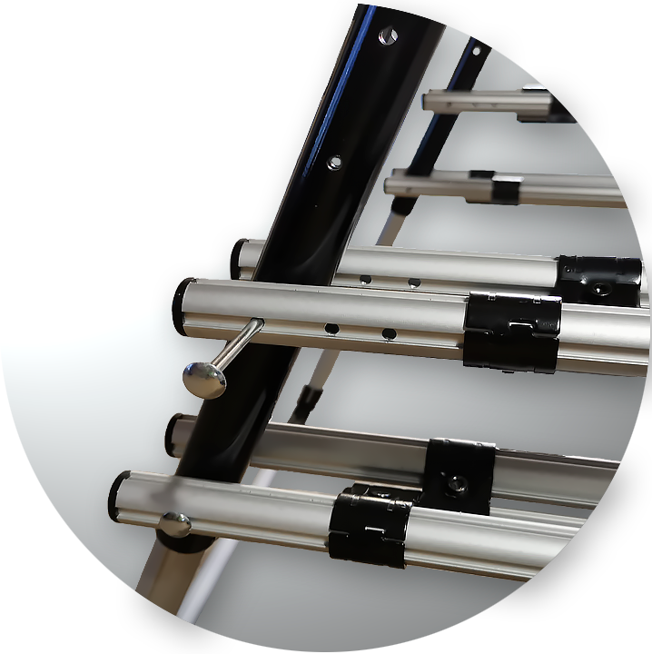 У тренажёра ГравитОН имеется 4 (четыре) регулировки по росту. Ступеньки сдвигаются вверх и фиксируются стопорами в виде штырьков. Ступеньки являются дополнительными распорками усиливая устойчивость тренажёра. Отверстия сверлятся при помощи лазерной разметки сверлийного станка фирмы BOSCH.