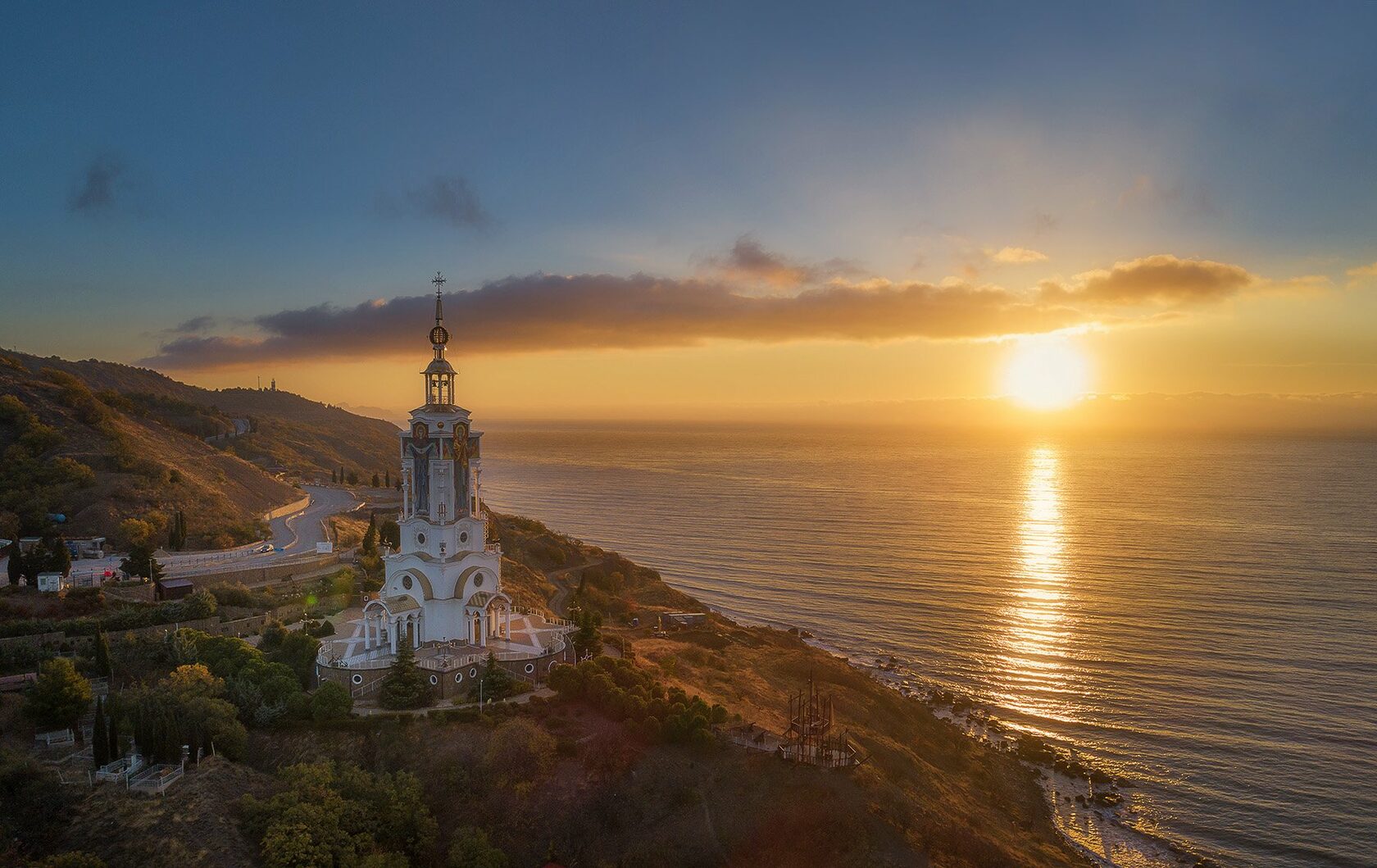 Храм на красной скале в Крыму