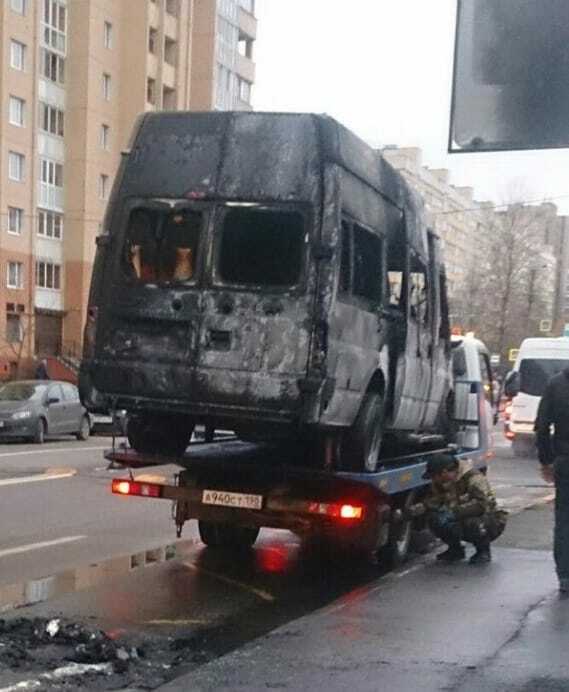 Сгоревший микроавтобус на эвакуаторе