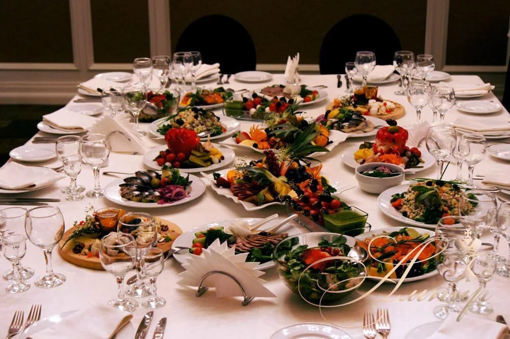 Свадебный стол с едой в кафе фото