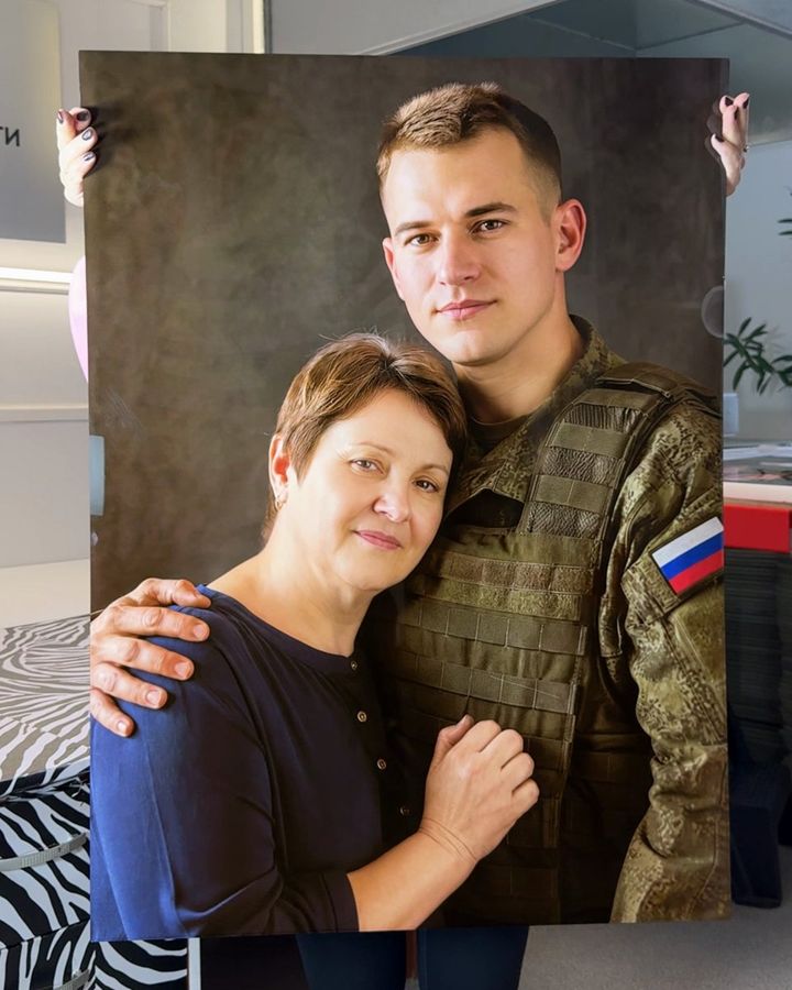 Портрет на металле: военный с мамой