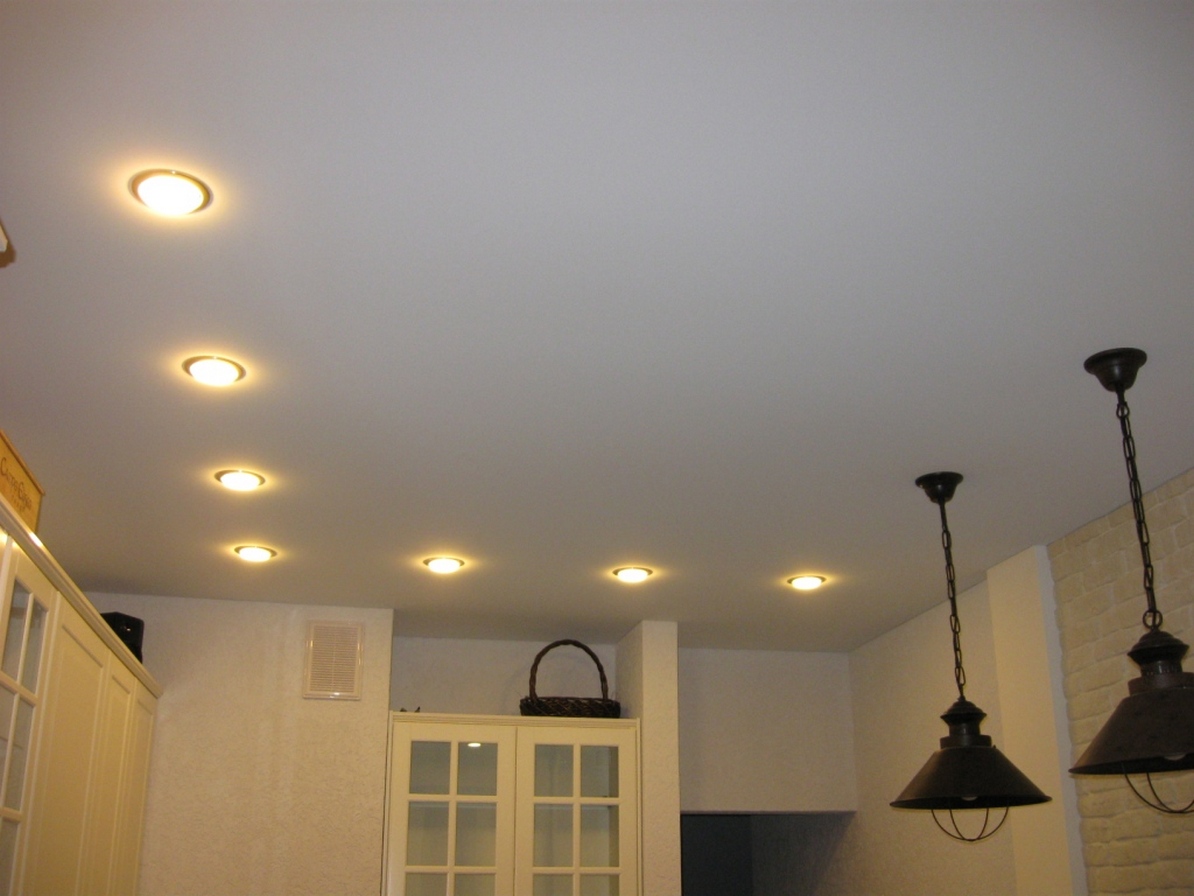 натяжные потолки матовые белые со светильниками фото
