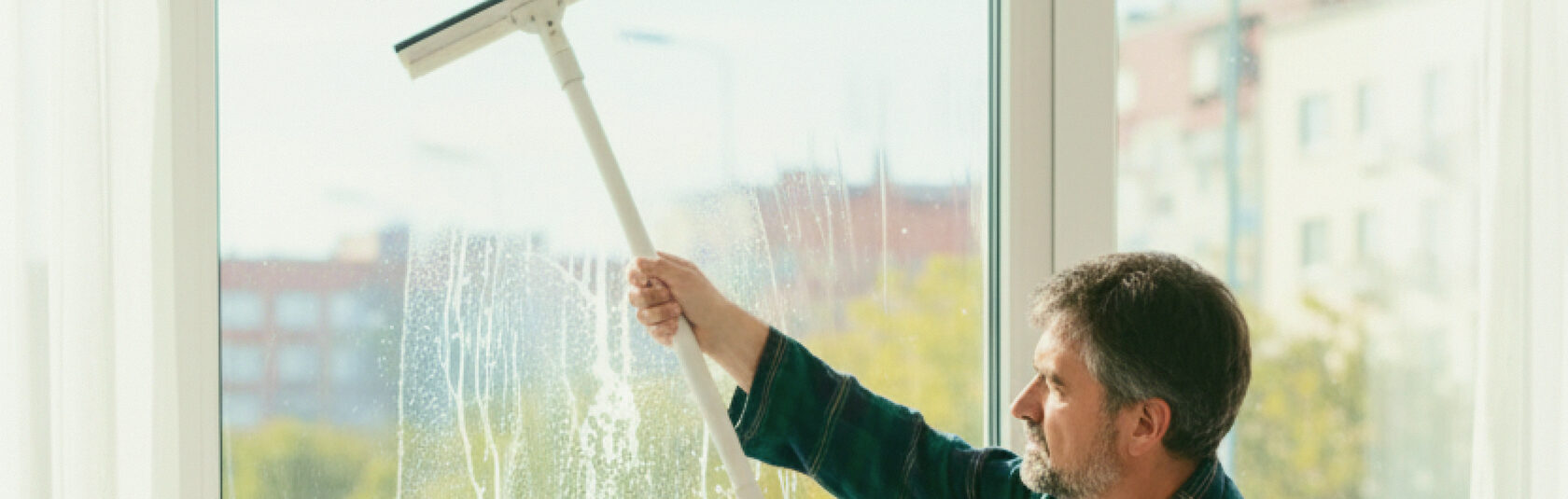 Мытьё окон в квартире: ручная уборка стекол с разводами и уличной пылью.