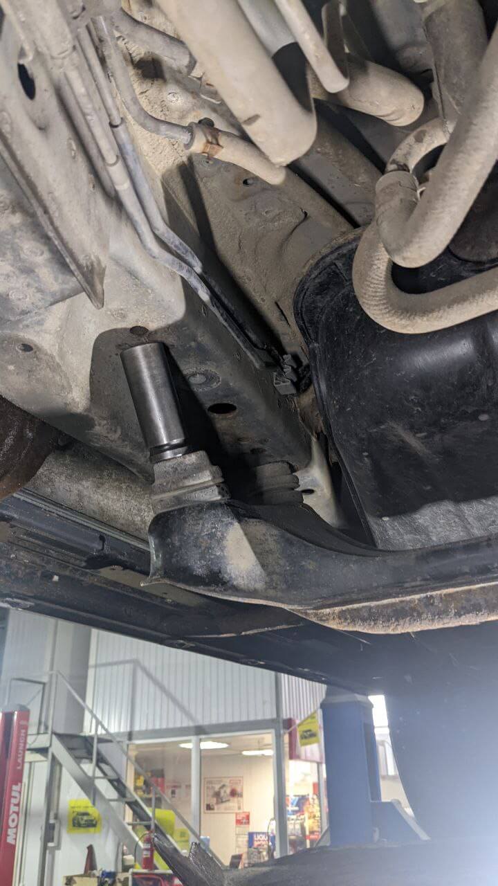 Приспускаем траверсу для обслуживания