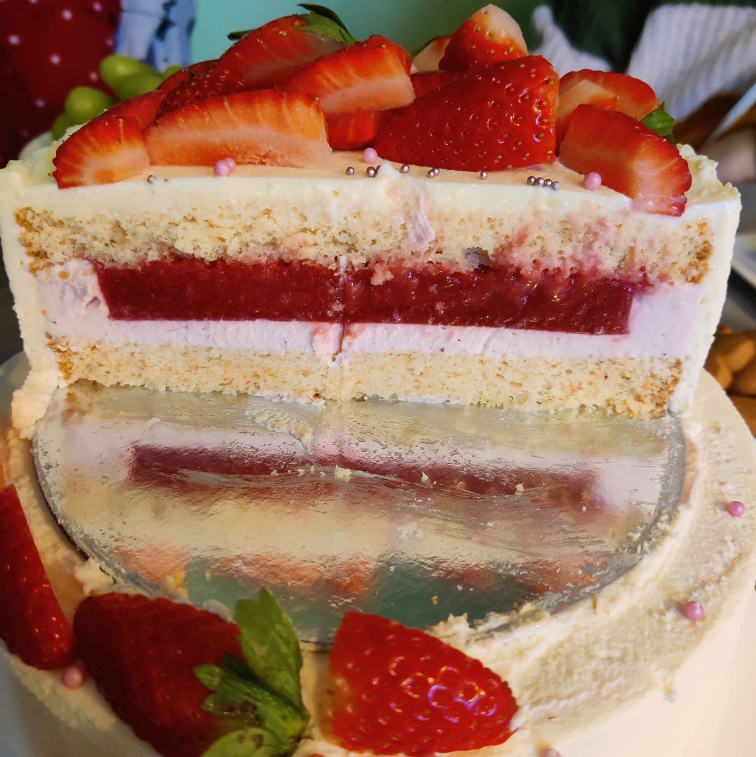 Jemná jahodová narodeninová piškótova korpusová torta s krémom a ovocím