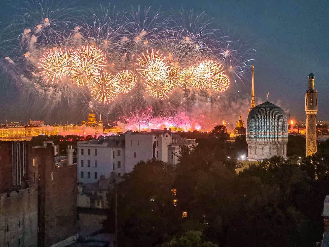 Салют в Питере. Салют в СПБ сегодня. Локации для просмотра салюта в СПБ. Салют в СПБ 9 мая DJ crjkmrj.