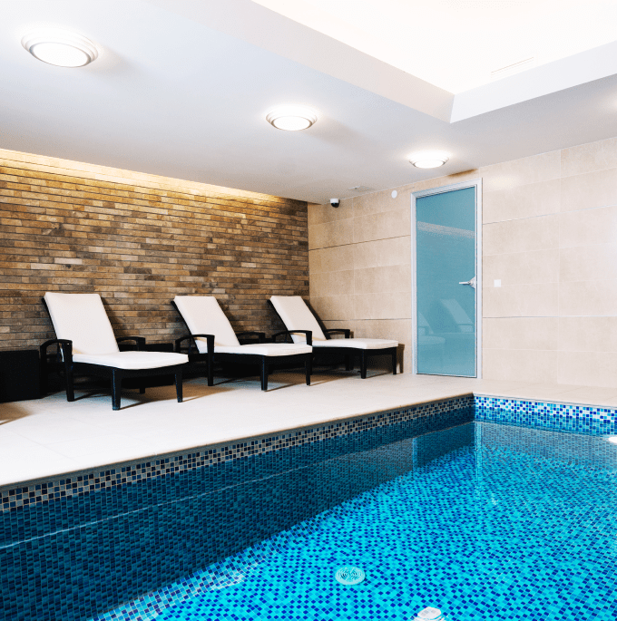 Модульный спа-комплекс с бассейном и тремя шезлонгами