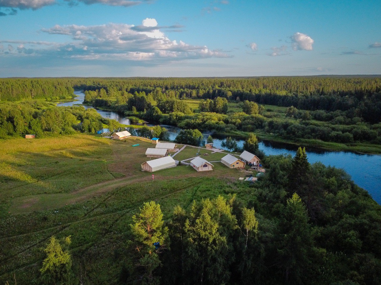 Каменистые пороги на реке с бурной прозрачной водой