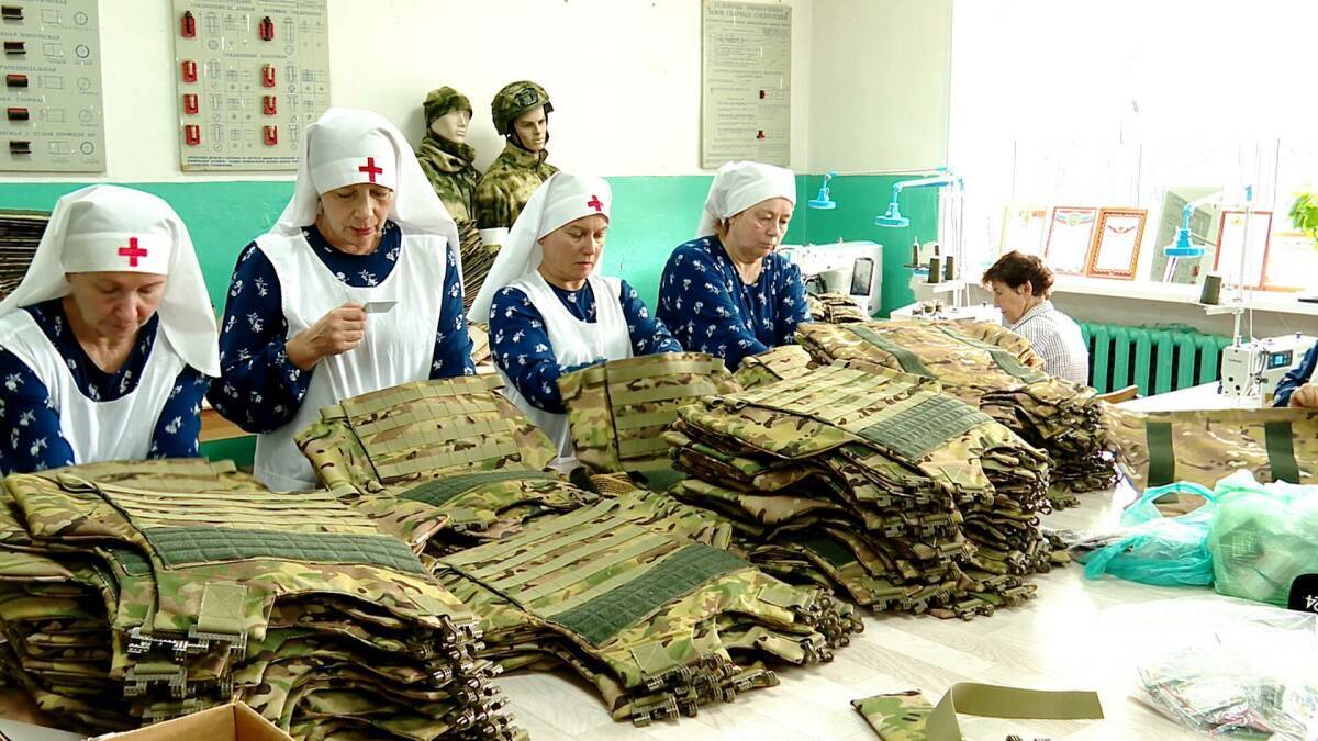 Сестры милосердия и волонтеры Альметьевска отправили 100 бронежилетов на СВО