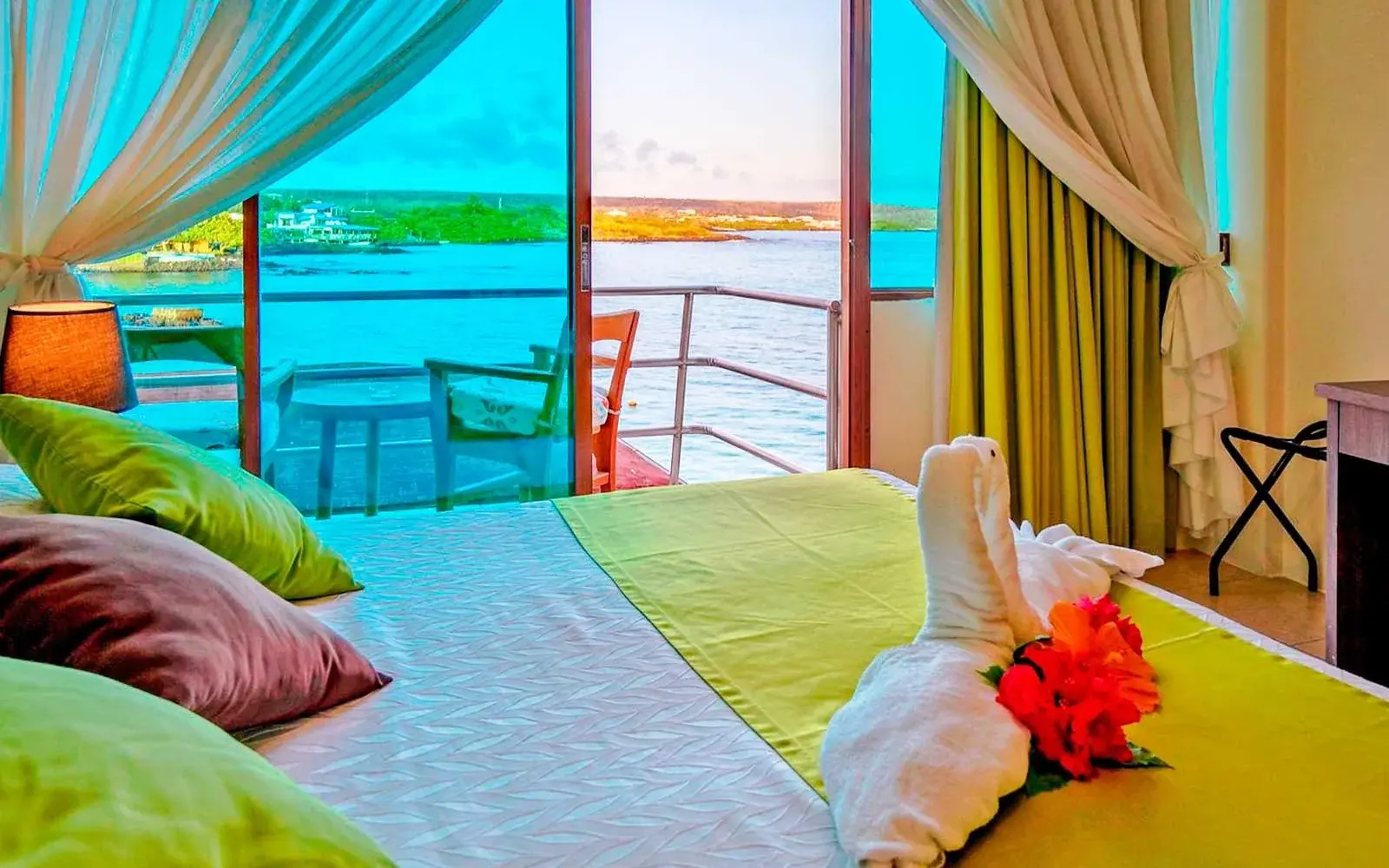 Номер с окном на бухту и лебедем из полотенец на кровати, Hotel Solymar