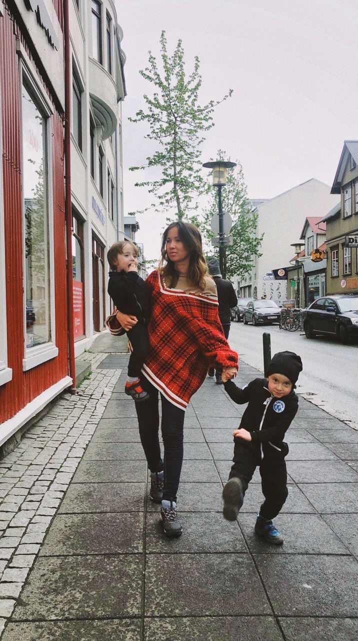 мама с детьми гуляет по Исландии
