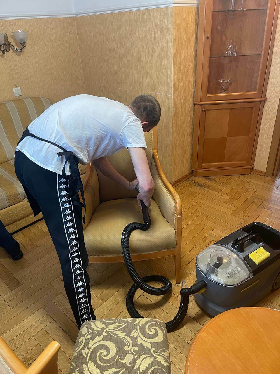 Химчистка мягкой мебели на дому в Москве заказать чистку дивана цена от 450руб