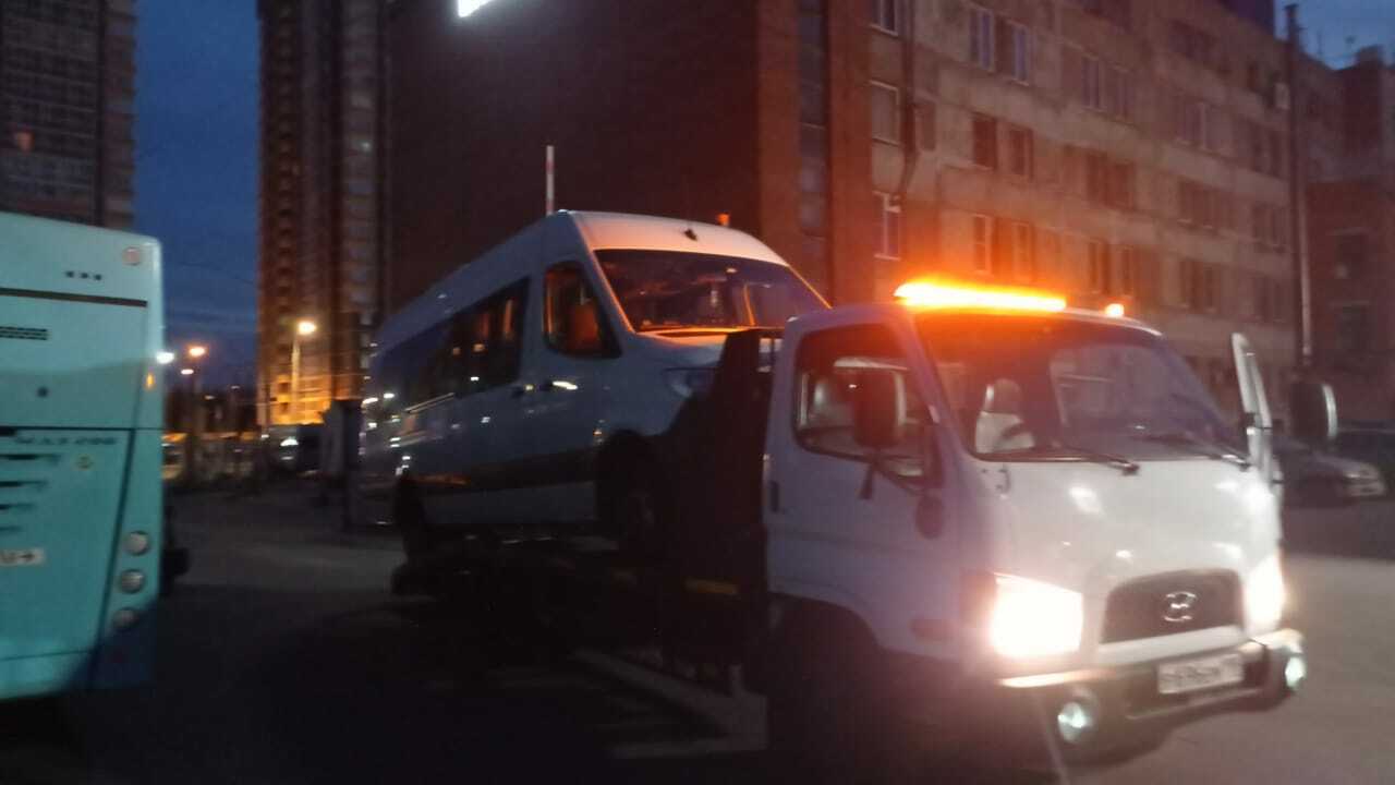Mercedes-Benz Sprinter на эвакуаторе ночью